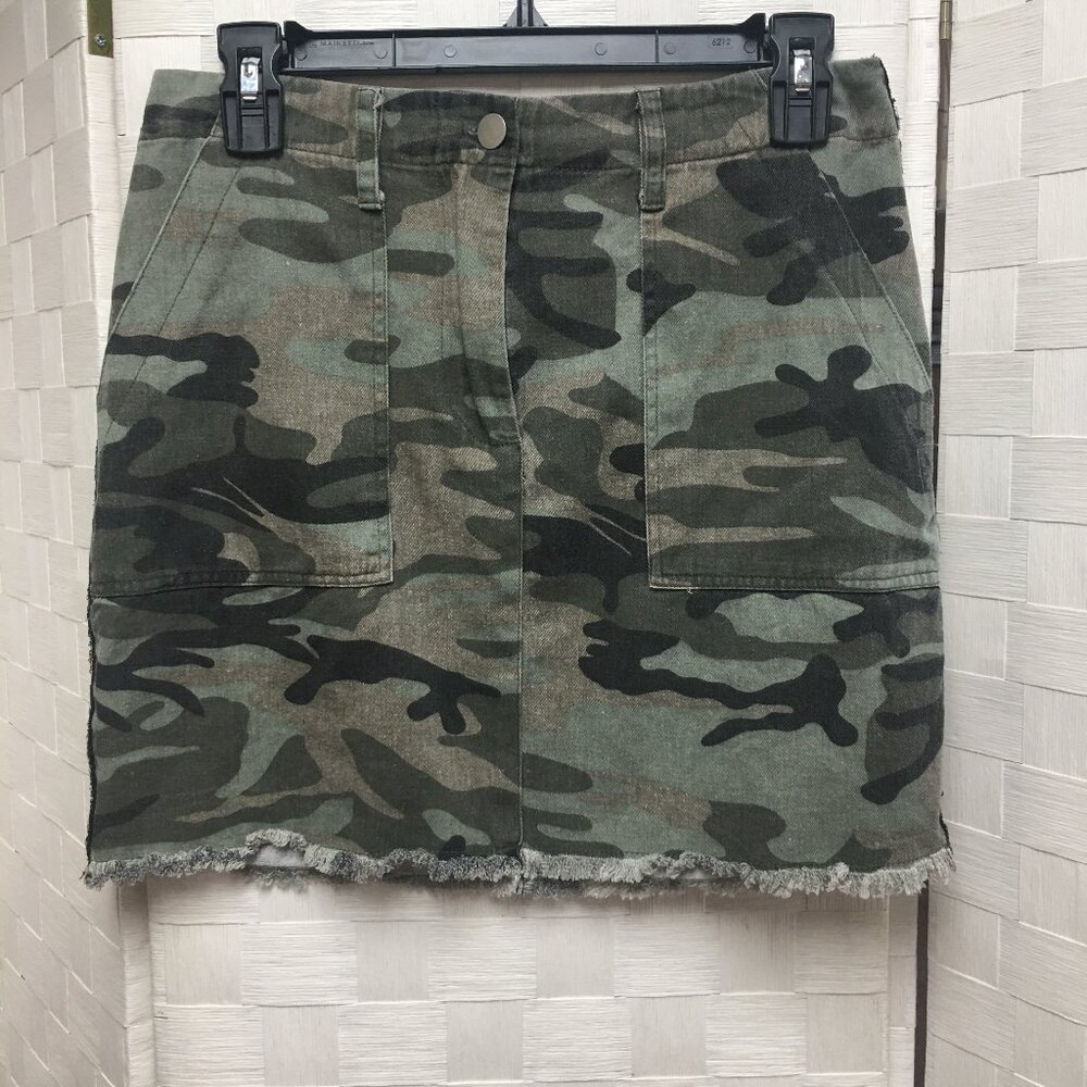item ditto camo mini skirt size medium